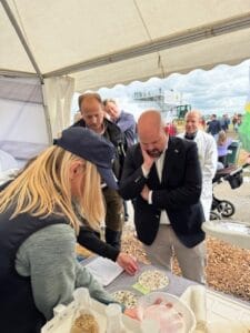 Landsbygdsministern på besök i Frökontrollens monter på Borgeby Fältdagar