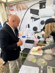 Landsbygdsministern på besök i Frökontrollens monter på Borgeby Fältdagar